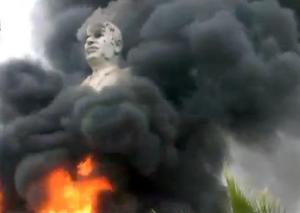 Hafez al-Assad burns in liberated Raqqa. photo by AP.